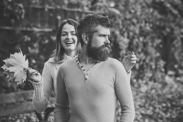 Um casal apaixonado. Relação amorosa e romance. Casal apaixonado no parque de outono. Homem e mulher em folhas de árvore vermelha . — Fotografia de Stock