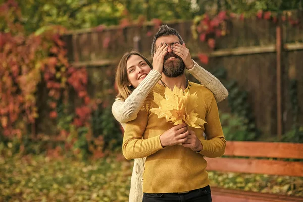 Outono casal feliz de menina e homem ao ar livre. Relação amorosa e romance. Casal apaixonado no parque de outono. Estação da natureza e férias de outono. Homem e mulher em folhas de árvore amarelas . — Fotografia de Stock