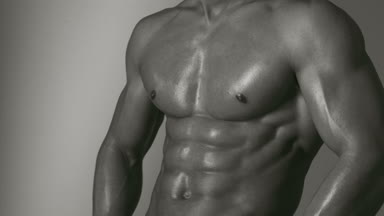 Sporcu, kaslar, sporcu adam, triceps. Atletik beyaz, altı paketi, göğüs kasları, triceps. Güzel erkek torso, AB Steroid, vitamin, protein doping, anabolik, spor. Vücut geliştirmeci, vücut geliştirme.