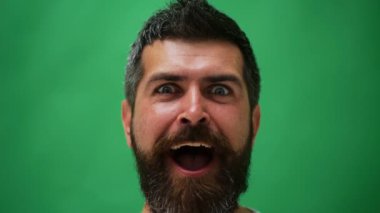 Erkek yüz duygular. Farklı ifadelerle sakallı adam. Genç portre farklı duygular ve jestleri ile mans. Yakışıklı duygusal adam. Genç adam farklı duygular ifade.