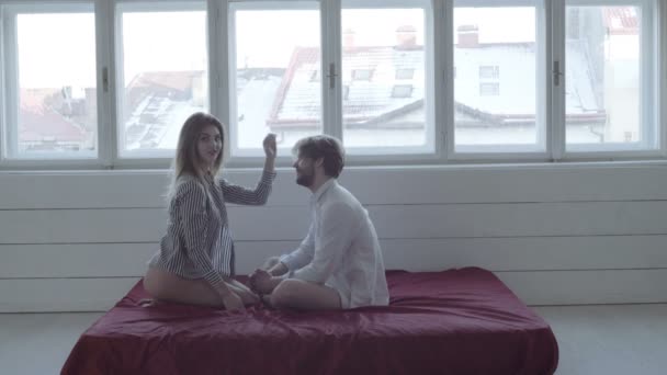 Amour, Saint Valentin, vacances et concept de bonheur - couple heureux au lit. Couple romantique au lit étant intime — Video