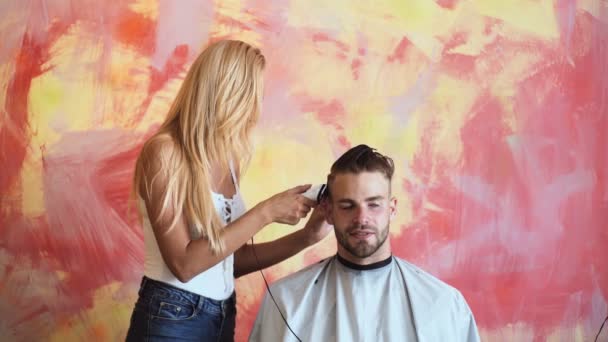 Cliente masculino a cortar o cabelo por cabeleireiro. Um homem no cabeleireiro a cortar o cabelo. Está óptimo. Agradável bonito sorridente homem sentado em uma barbearia enquanto barbeiro profissional fazendo um corte de cabelo — Vídeo de Stock