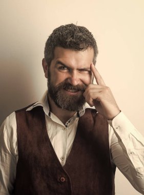 Adam ya da sakallı işadamı.