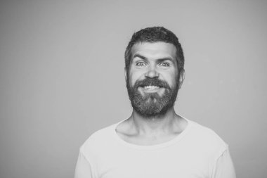 Adam uzun sakal ve bıyık.