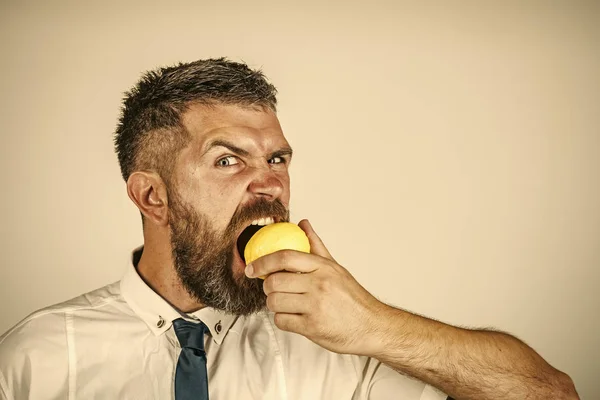 Man med långt skägg äta citron. — Stockfoto