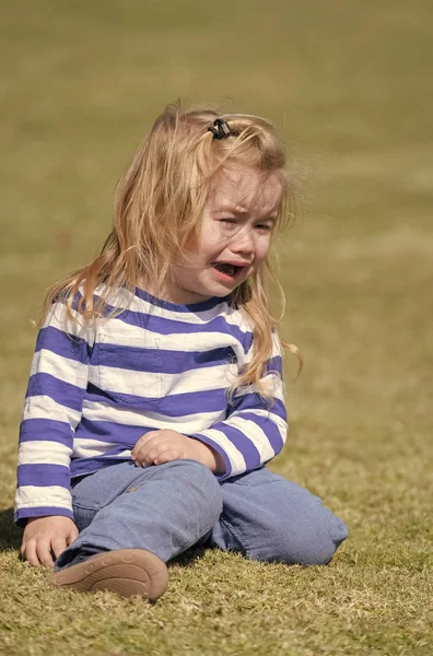 Bebeğin çocuğun ağlamasını çizgili gömlek ve mavi jeans açık — Stok fotoğraf