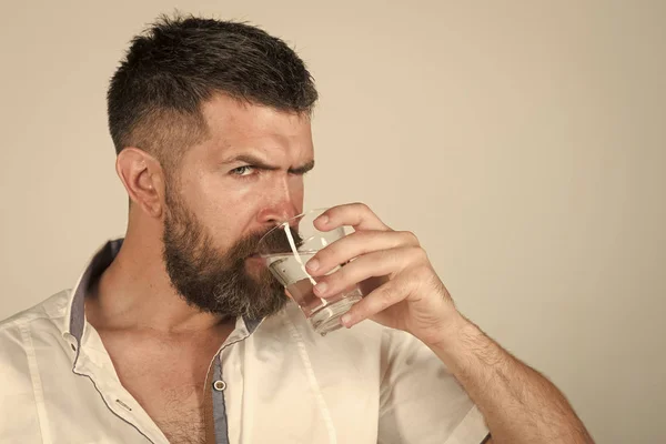 Hipster schone gezonde drinkwater, verfrissende. — Stockfoto