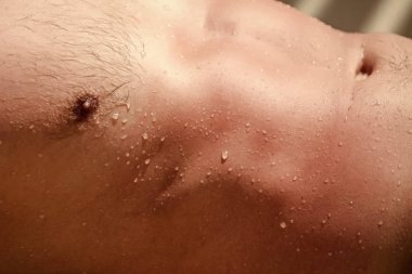 ıslak damla ile erkek gövde