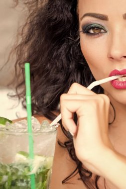 Cool kadın içme mojito