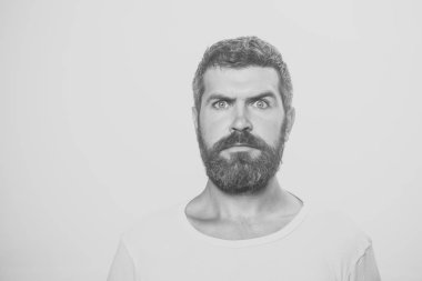 Adam uzun sakal ve bıyık.