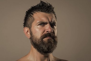 Adam gri arka plan üzerinde çıplak omuz ile.