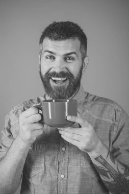 mutlu bir adam sabah kahve veya çay.