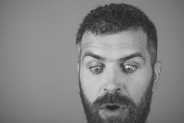 mavi arka plan üzerinde sürpriz yüzündeki sakallı