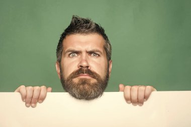 Adam uzun sakal ve bıyık.