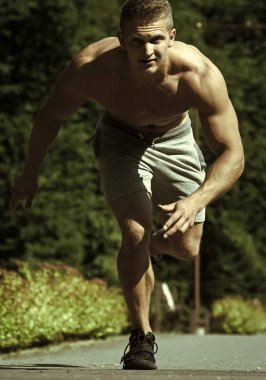 Adam runner ile kas vücut yolda çalıştırmak