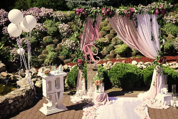 Arco en la ceremonia de la boda decoración soleado verano al aire libre — Foto de Stock