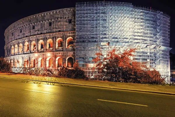 夜のローマ、イタリアで修復中の足場とコロッセオ — ストック写真