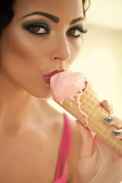 Atrakcyjna kobieta jedzenie lodów — Zdjęcie stockowe