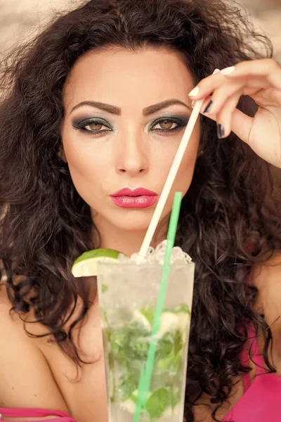 Sexig tjej med mojito — Stockfoto