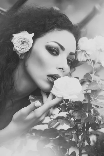 Portrét rozkošné ženy s růží ve vlasech — Stock fotografie