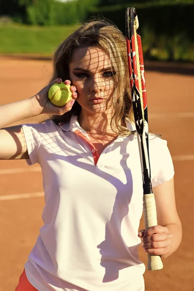 Spielerin mit Tennisschläger und Ball auf dem Platz — Stockfoto