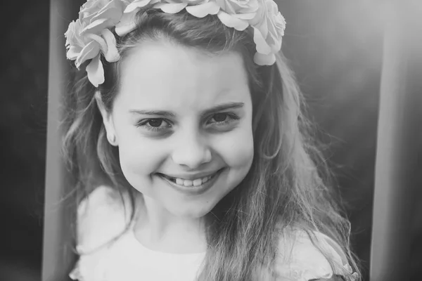 Niña con flor en el pelo, la infancia y la felicidad . — Foto de Stock