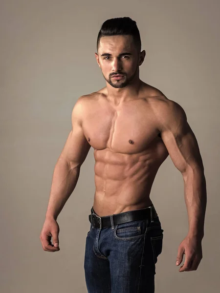 Homem com corpo muscular e tronco — Fotografia de Stock