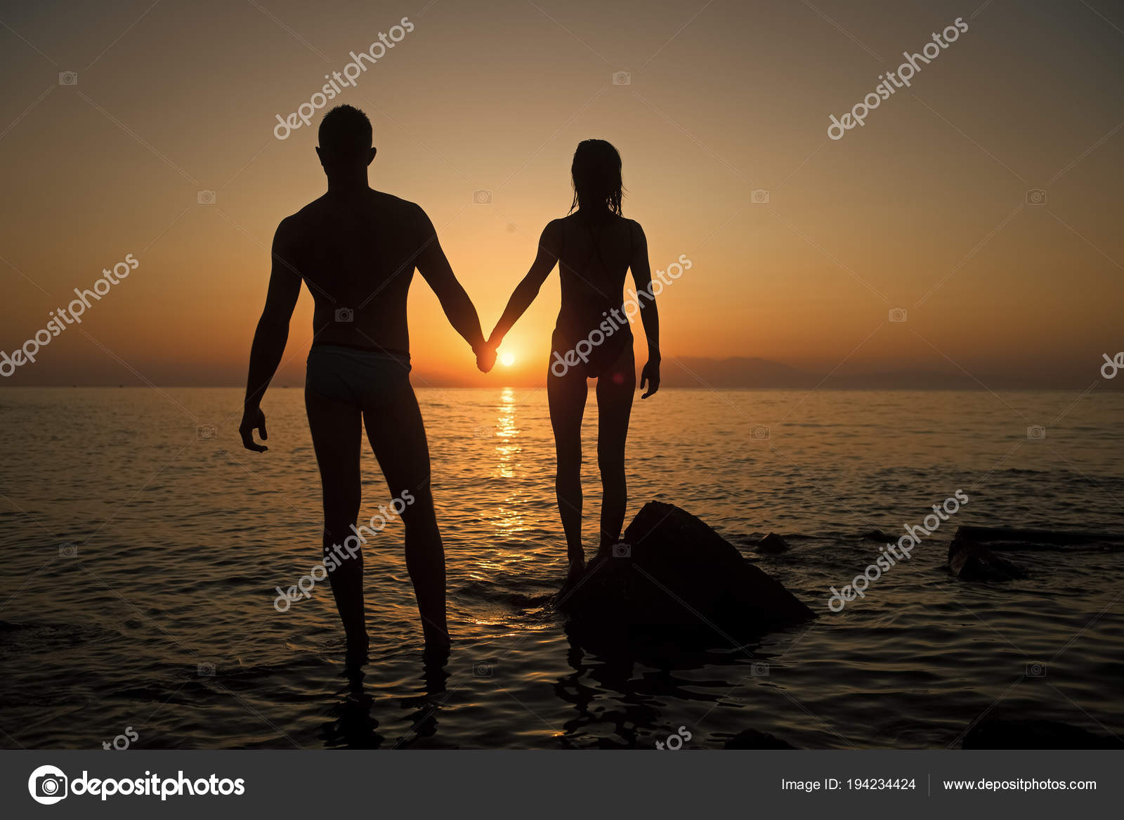 Silhouette Du Couple Sensuel Se Trouve Dans Leau Sur La