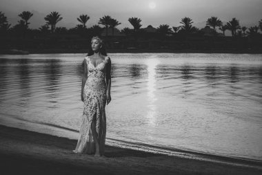 Deniz sahilde duran kadın