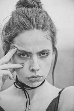 Düşünme yüz kızla poz doğal ortamda