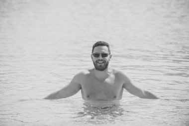 Adam bel derin mavi deniz su ayakta