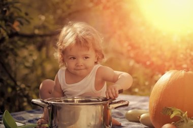 Komik bebek çocuk sebzeli