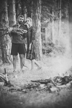 Çift aşık şenlik ateşi orman olun.