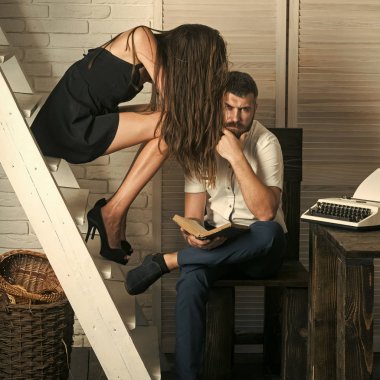 İki sevgi okuma kitabı birlikte içinde