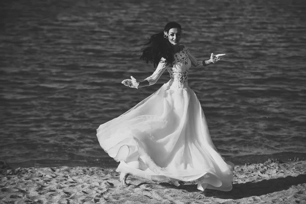 Donna con lunghi capelli castani sulla spiaggia di mare — Foto Stock