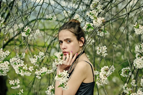 Девушка или женщина в саду с цветущими деревьями — стоковое фото