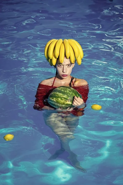 女孩抱着西瓜在游泳池度假酒店-品尝热带新鲜水果-暑假 — 图库照片