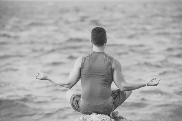 Yogui teniendo meditación en la playa . — Foto de Stock