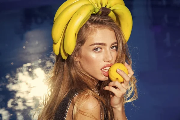 Витамин в банане у девушки возле воды. Сексуальная женщина с тропическими фруктами в бассейне. Диета и здоровая органическая пища, вегетарианская. Летние каникулы и путешествия в океан . — стоковое фото