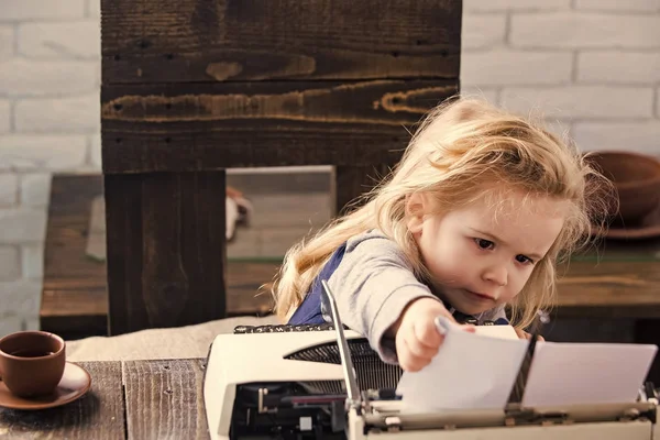 Kind of kleine jongen of zakenman kind met typemachine — Stockfoto