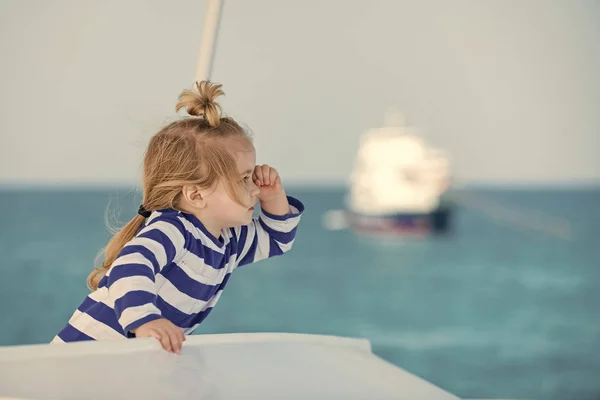Enfant en chemise rayée sur bateau . — Photo
