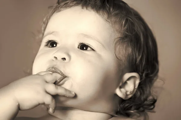 Retrato de menino curioso comendo — Fotografia de Stock