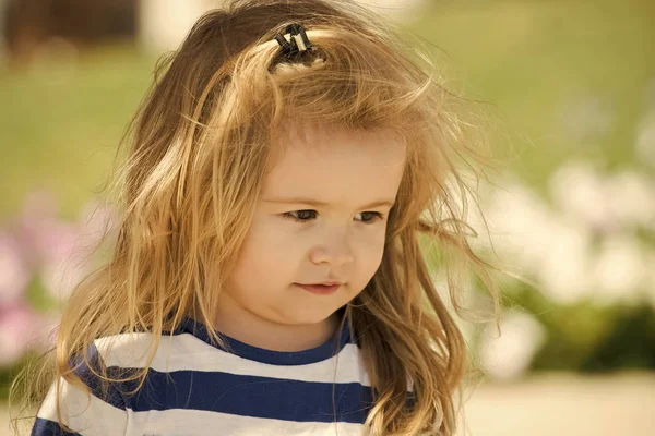 Cuidado de niños pequeños y bebés . — Foto de Stock