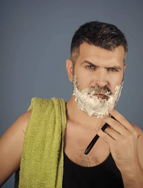 Ember vágott szakáll és bajusz, a borotva és a borotvaecsetet — Stock Fotó