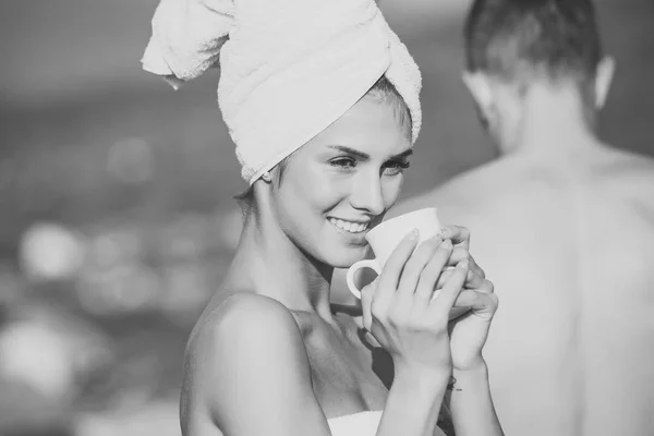 Mujer o esposa feliz en la toalla mantenga taza de café, hombre —  Fotos de Stock