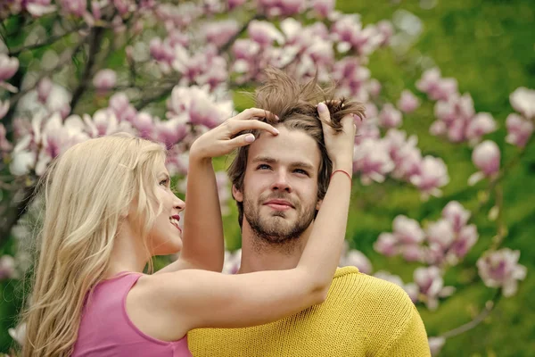 Verliebtes Paar. Mann und Frau im Frühling, Ostern. Frühlingsblumen — Stockfoto