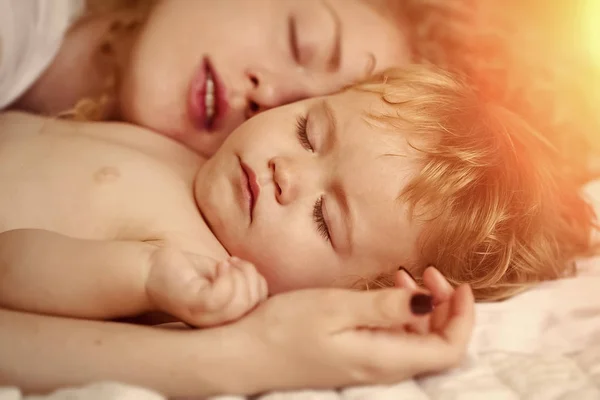 Mamma sover med baby — Stockfoto