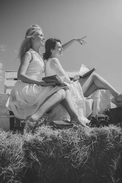 Vrouwen in stro kransen en witte jurken — Stockfoto