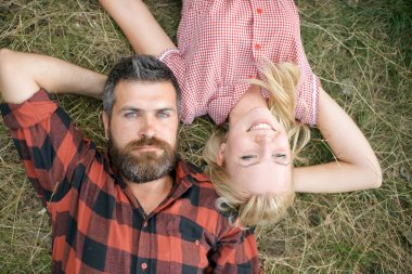 Yaz günü erkek ve kadın uzun sarı saçlı sakallı. Aşık çift yeşil çimenlerin üzerinde rahatla. Yenilikçi ve kız doğa keyfini çıkarın. Yaz tatil kavramı. Aşk romantizm ve Aile.