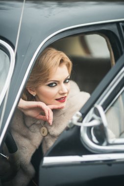 kadın retro arabada makyaj. seksi sarışın kız için makyaj
